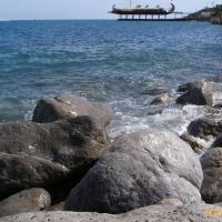 Камни у моря в Ялте