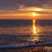 Морской прибой на пляже в станице Благовещенской вечером