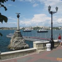 У памятника затопленным кораблям в Севастополе