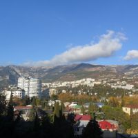 Вид на горы с окна санатория в Ялте
