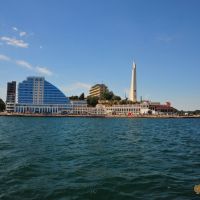 Вид на Набережную и стеллу победы в Севастополе с моря