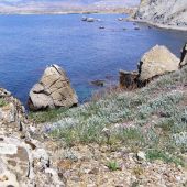 Старые большие валуны мыса Меганом