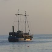 Корабль в море Геленджика