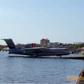 Самолет на воде у берега на выставке "Гидроавиасалон" в Геленджике