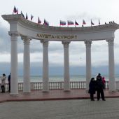 Ротонда на набережной в Алуште зимой