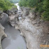 в этом коньоне у  молодёжи ЭКСТРИМ-прыгают в воду при подъёме воды,ужасно страшно!!!