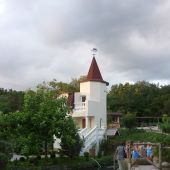 Красивый замок в Кастальской купели Кабардинки