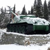 Заснеженный танк в Алуште