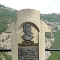 Памятник Кузнецову у Форосской церкви