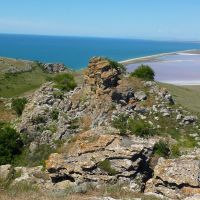 Розовое озеро рядом с морем в Крыму