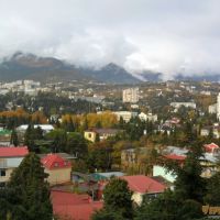 Вид с окна санатория на осеннюю Ялту