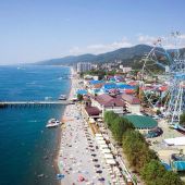 Пляж Лазаревского, парк, вид от города Сочи