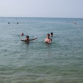 Купание детворы в Черном море на Центральном пляже в станице Благовещенской