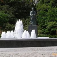 Фонтан у памятника Чехову в Ялте