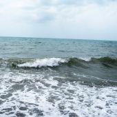 Волны на море в Сочи