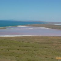 Вид с высоты на Кояшское озеро и море в Крыму