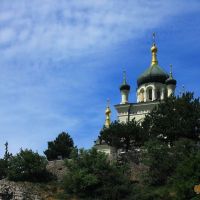Чистое небо над храмом в Форосе