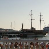 Прогулочный корабль у пристани в Геленджике