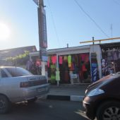 Сувенирные палатки на улице Черноморской в Витязево