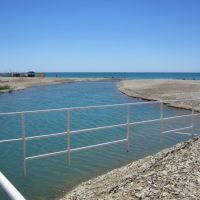 Река Мезыбь в Дивноморском впадает в море