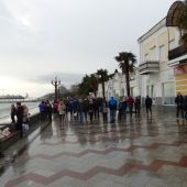 Туристы гуляют в Ялте зимой